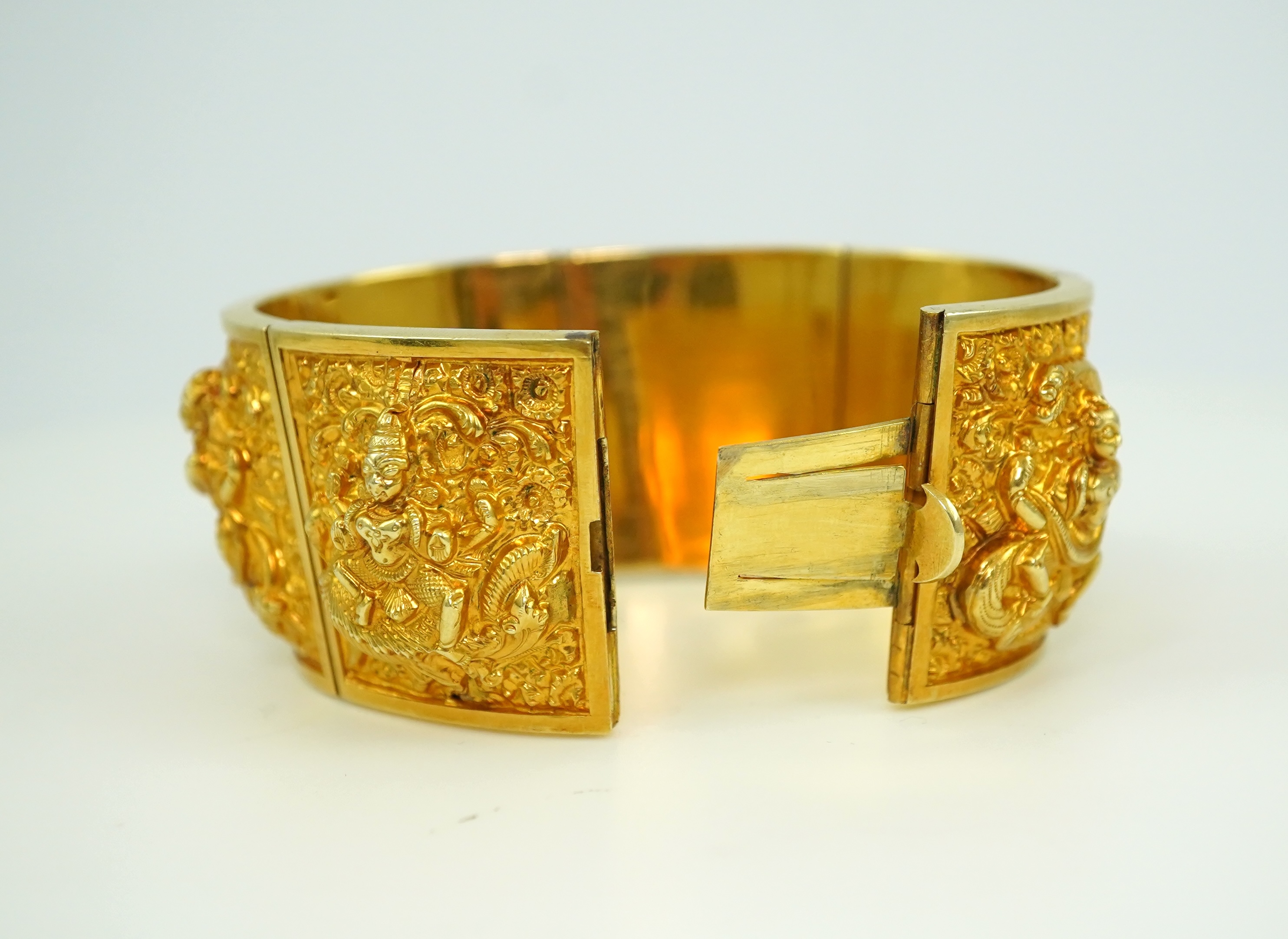 A gold cuff bracelet, early 20th century